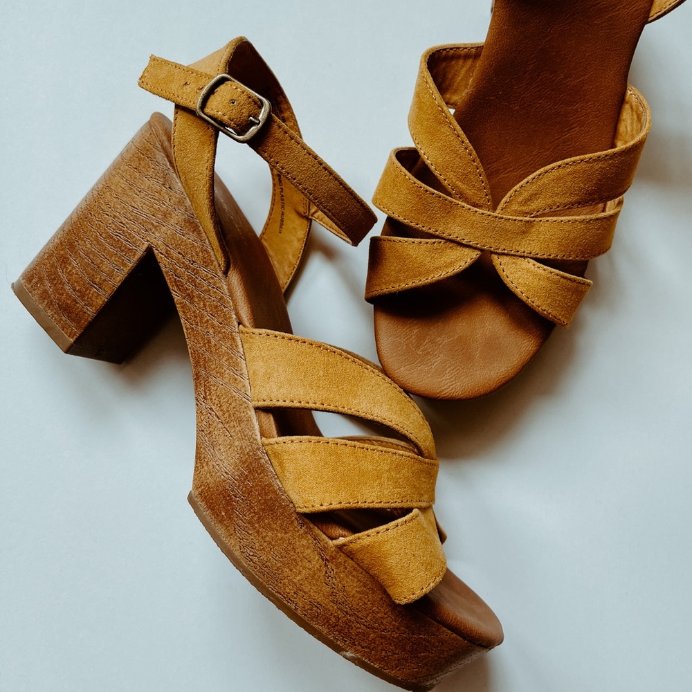 Size 8 American eagle wood heels